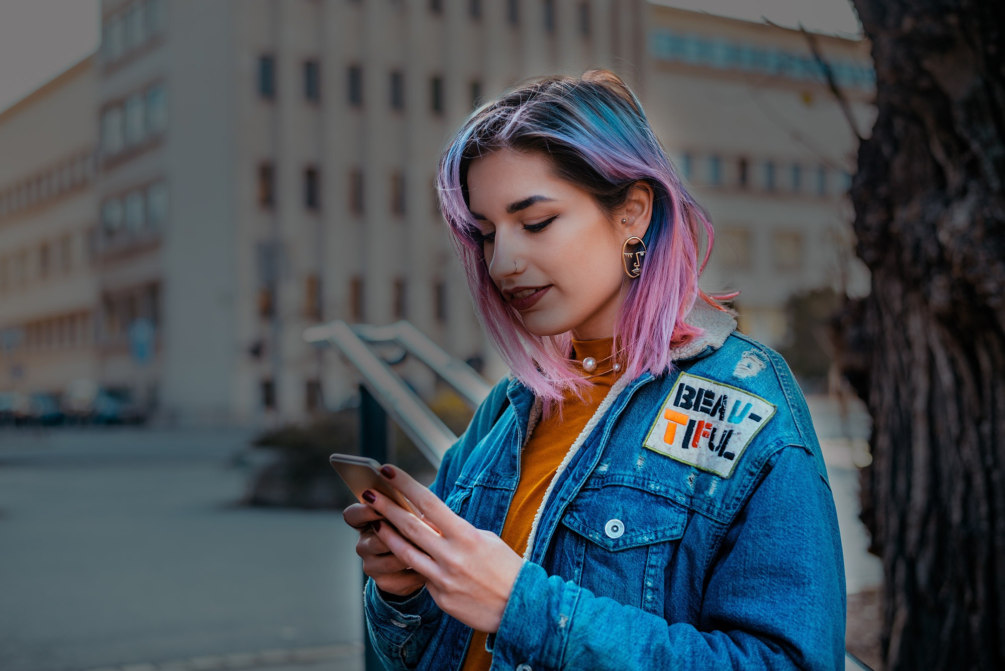 girl-on-mobile-with-pink-hair