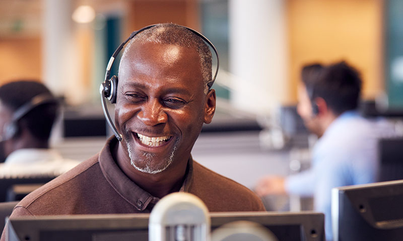 Microsoft teams 4 call-centre-operator-using-microsoft-teams